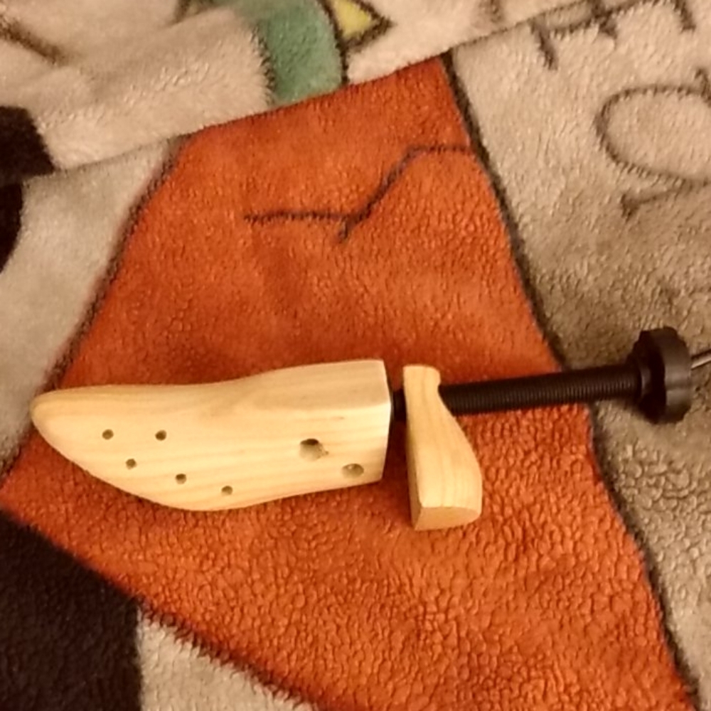 Shoe stretcher